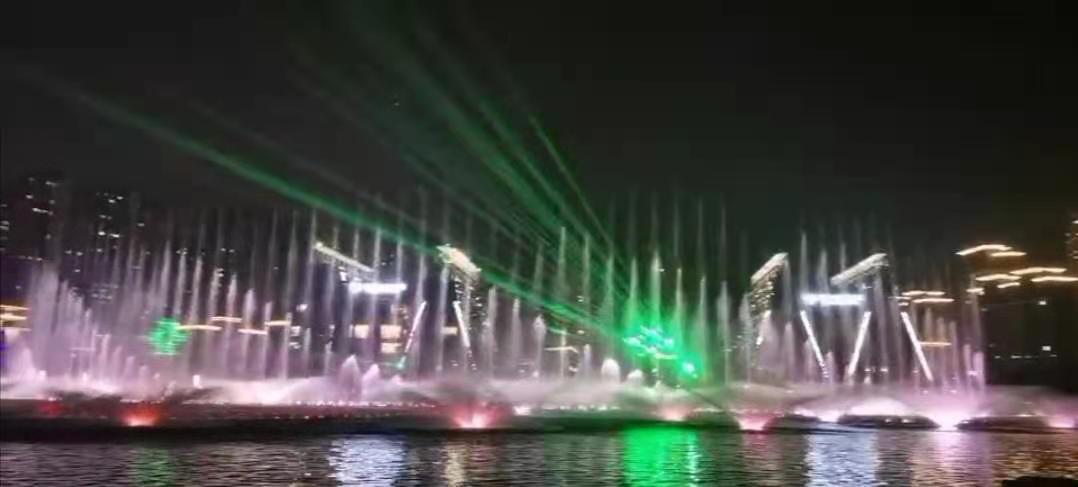郑州惠济公园湖面漂浮音乐喷泉调试完成